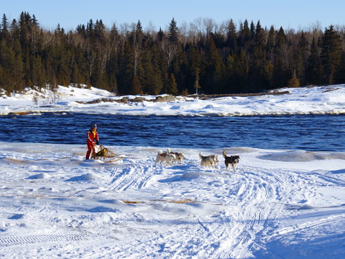 traîneau sur rivière gelée